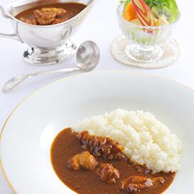 若鶏のカレーライス　フルーツサラダ